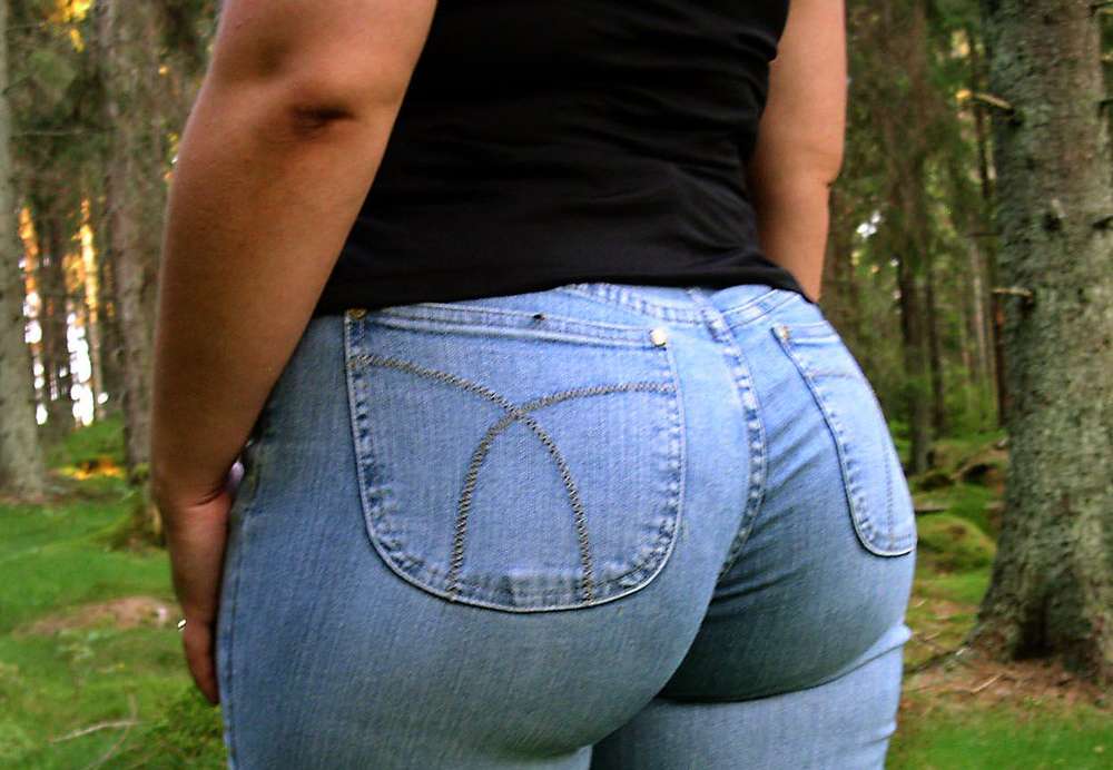 Большая попка в джинсах 