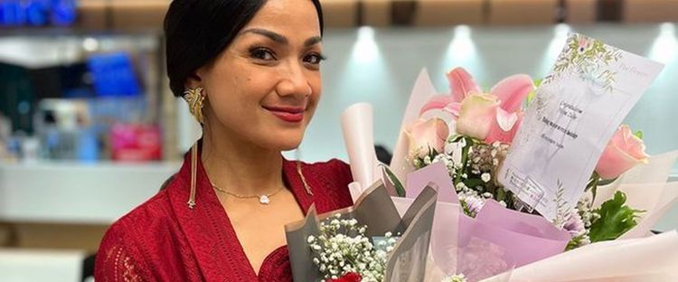5 Rahasia perawatan wajah sehat Nirina Zubir, gunakan produk antiaging