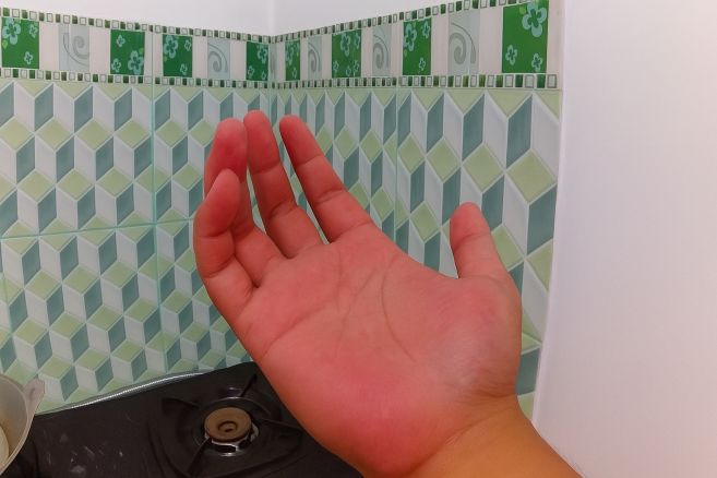 Bukan minyak atau beras, ini trik hilangkan rasa panas di tangan usai potong cabai pakai 1 bahan dapur