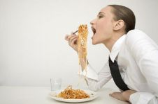 5 Aturan makan anti mainstream di dunia ini unik banget