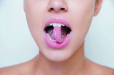 Sebelum melakukan oral piercing, ketahui dulu 7 efek sampingnya