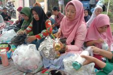 Ibu-ibu di Jember mengolah sampah plastik menjadi ecobrik
