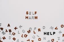 7 Tindakan self harm ini sering tak disadari, simak cara mengatasinya