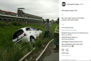 Mobil alami kecelakaan sampai nyungsep, warganet beri komentar satir