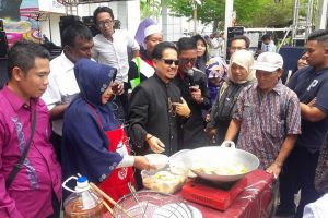 Celup tangan ke minyak panas wanita Gorontalo bikin Malaysia kaget