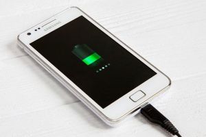 Ini aplikasi yang kudu kamu hapus kalau ingin baterai ponselmu awet