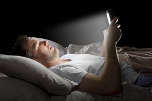 Pakai smartphone sebelum tidur? 5 Masalah kesehatan ini mengintaimu