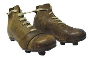 7 Perubahan model sepatu sepak bola dari masa ke masa, keren