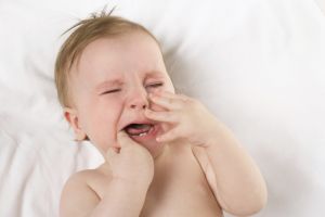Bayi rewel saat tumbuh gigi, atasi dengan 3 cara mudah berikut