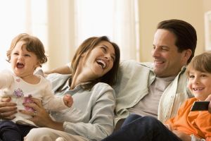 Sebagai anak, 3 cara sederhana ini bisa membuat keluargamu bahagia