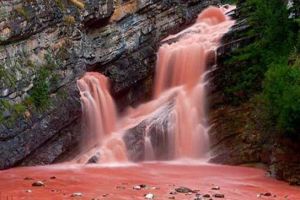 Fenomena air terjun berubah warna menjadi merah ini menakjubkan