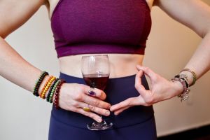 Drunk Yoga, alternatif baru yoga sambil minum wine yang bikin nagih
