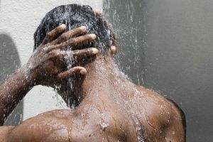 Ini 5 alasan kamu harus stop kebiasaan mandi malam hari