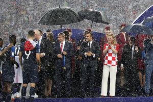 Vladimir Putin banjir kritikan dari warganet gara-gara payung di final