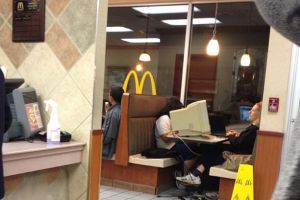 10 Momen menggelikan yang terjadi di McDonald, kocak abis