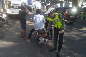 Polisi Garut tilang pengendara motor ini, alasannya bikin tepok jidat