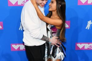 Ariana ucapkan terima kasih kepada Pete Davidson di MTV Music Awards