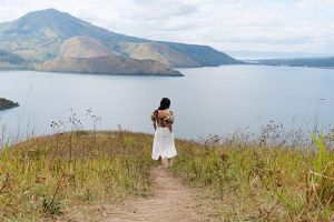 10 Potret menawan Yuki Anggia Putri saat liburan di Danau Toba