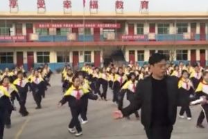 Seorang kepala sekolah di China menari shuffle dance dengan muridnya