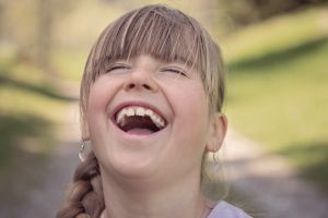 7 Manfaat tertawa untuk kesehatan, bakal membuatmu jauh lebih baik lho