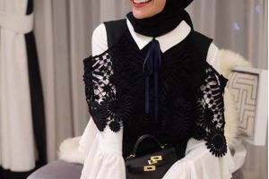 Rekomendasi gaya monokrom 5 hijabers hits, simpel & gak membosankan