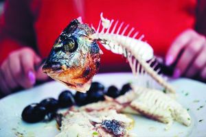 6 Cara ampuh mengatasi duri ikan yang nyangkut di tenggorokan