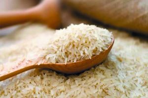 Suka makan beras mentah? Waspada terhadap 5 bahaya ini