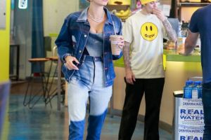 Membeli jus, Hailey Bieber kenakan outfit senilai setengah miliar