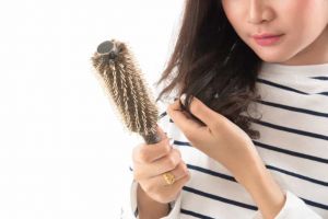 Hindari 4 kebiasaan penyebab rambut rontok berikut ini