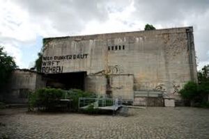 Bekas bunker Jerman saat Perang Dunia ini dijadikan tempat uji nyali