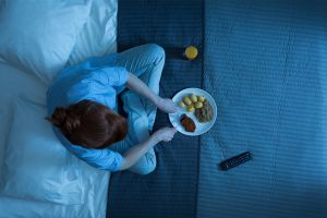 4 Akibat jika langsung tidur setelah makan malam, bisa berbahaya