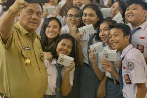 Gubernur Sulut berikan dana Rp10 juta untuk tabungan awal 1.000 siswa