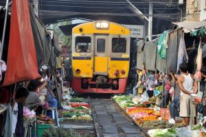 Gokil, pasar di Thailand ini berjualan di tengah rel kereta api!