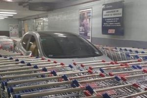 Parkir sembarangan di supermarket, mobil ini dikelilingi troli belanja