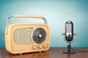  4 Alasan radio tak lekang oleh zaman, masih banyak peminatnya lho