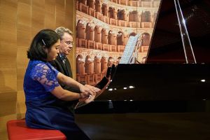 Pesona duo piano Imma Setiadi dan Nigel Clayton membius penonton