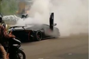 Diduga overheat, Lamborghini Aventador milik Raffi Ahmad terbakar