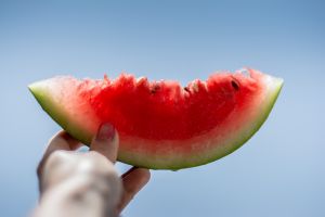 Selain segar, semangka juga punya 5 manfaat untuk kesehatan kulit