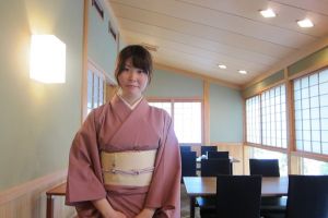 Diskriminasi pekerja restoran Jepang karena pemakaian kacamata