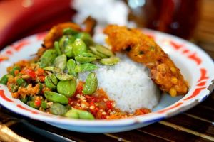 Sego Sambel Cak Uut, kuliner di Malang yang pedasnya nampol