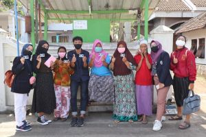 Mahasiswa KKN UM bagikan 1000 masker dan stiker untuk warga Sengguruh