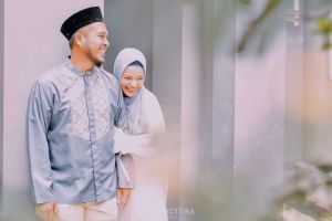 4 Potret harmonis Dewi Sandra dan sang suami, Agus Rahman