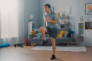 5 Gerakan home workout ini patut kamu coba di rumah