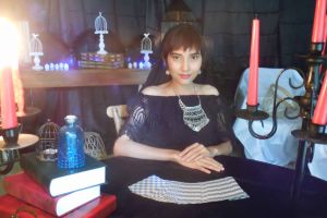Indri Mohana, sosok tarot reader cantik yang multitalenta