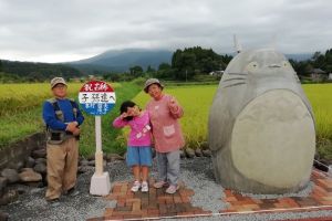 Rayakan ulang tahun ke-70, kakek nenek ini bikin halte bus Totoro