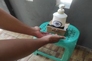 Implementasi sensor ultrasonik pada hand sanitizer di tempat umum