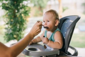 8 Cara yang dapat dilakukan orang tua agar si kecil gampang makan