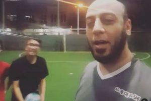 5 Potret kenangan Syekh Ali Jaber saat kenakan baju sepak bola