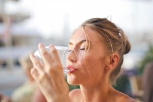 13 Manfaat rajin minum air putih setiap hari, baik bagi kesehatan
