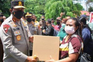 Lansia peserta Vaksinasi Merdeka Samrat di Manado dapat paket sembako